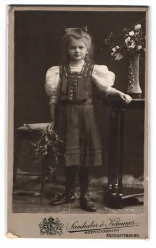 Fotografie Samhaber & Kämmer, Aschaffenburg, Mädchen in traditioneller Kleidung mit Blumenstrauss