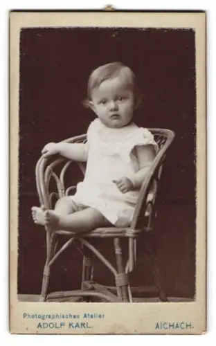 Fotografie Adolf Karl, Aichach, Kleinkind auf Stuhl