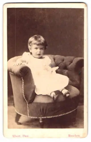 Fotografie J. Albert, München, Kind auf Sessel