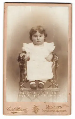Fotografie Carl Bérné, München, Türkenstrasse 20, Porträt eines kleinen Kindes
