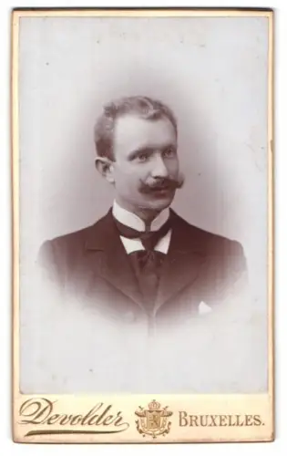 Fotografie Devolder, Bruxelles, Rue de Brabant 149, Porträt eines Mannes mit Schnurrbart
