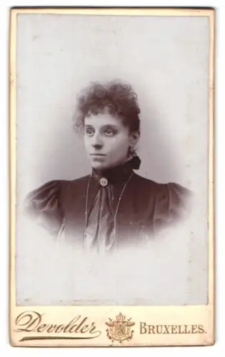Fotografie Devolder, Bruxelles, Rue de Brabant 149, Porträt einer Frau mit Locken