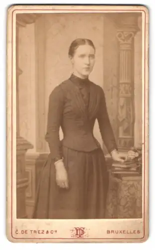 Fotografie C. de Trez & Cie, Bruxelles, Rue du Pont neuf 1, Porträt einer Dame im taillierten Kleid