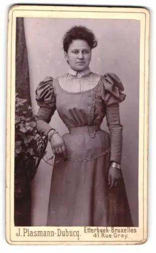 Fotografie J. Plasmann-Dubucq, Etterbeek-Bruxelles, Rue Gray 41, Dame im eleganten Kleid