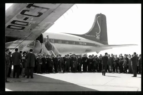2 Fotografien Flugzeug Douglas DC-6, Kennung OO-CTM der belgischen Sabena Fluggesellschaft