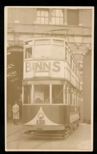 Fotografie Ansicht Sunderland, britische doppeldecker Strassenbahn mit Werbung für Binns