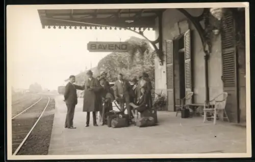 Fotografie Ansicht Baveno, Reisende warten auf dem Bahnsteig auf die Ankunft des Zuges