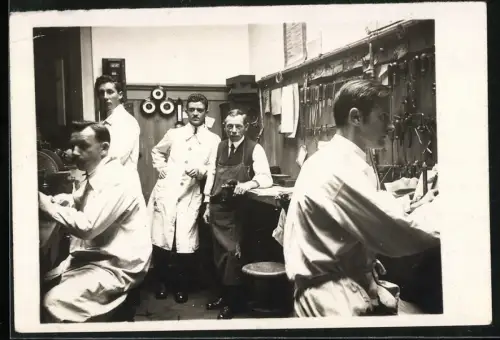 Fotografie Ansicht Biel, Arbeiter im Atelier des Optiker Spörri, Werkzeug an der Wand