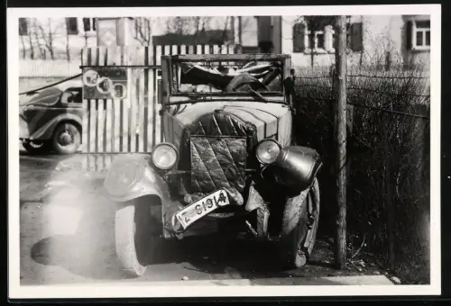 Fotografie Auto Opel, verunfalltes Autowrack mit Kühlerschutz, Kennzeichen: IZ-61914