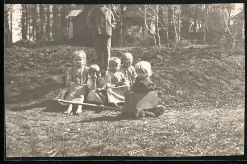 Fotografie russische Arbeiter Kinder in Lumpen mit Schubkarre, Flüchtlinge, 1918