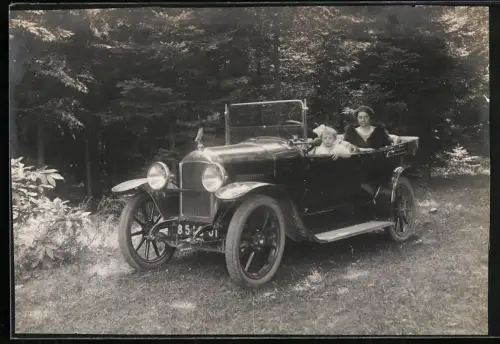 Fotografie Auto Opel mit Kühlerfigur samt Frau und Kind
