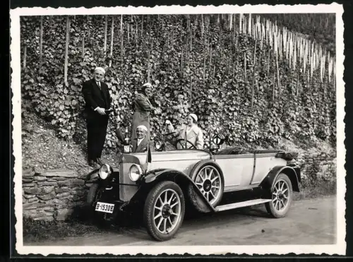 Fotografie Auto Dürkopp mit Kennzeichen: B-15308, halt an Weinreben, Weinverkostung am Strassenrand
