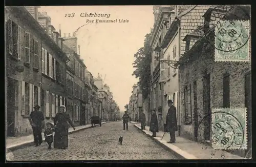 AK Cherbourg, Rue Emmanuel Liais avec des passants et maisons d`époque
