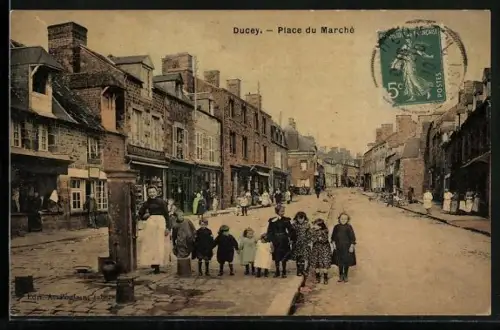 AK Ducey, Place du Marché avec enfants et passants