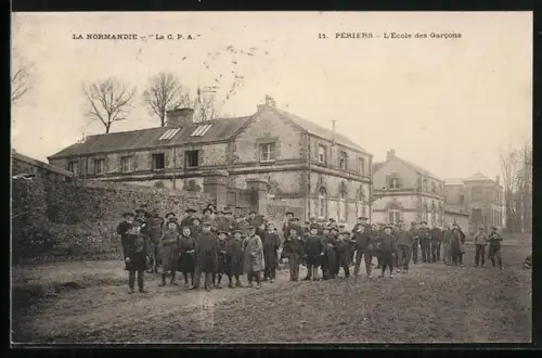 AK Périers, L`École des Garcons avec élèves devant le bâtiment