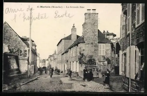 AK Mortain /Manche, La Grande Rue avec passants et maisons en pierre
