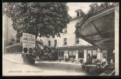 AK Avranches, Hôtel d`Angleterre avec terrasse ombragée et enseigne visible