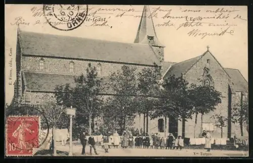 AK St-Denis-le-Gast, Église et habitants rassemblés devant l`édifice