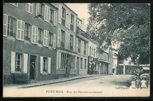 AK Port-Bail, Rue du Marché-au-beurre avec passants et bâtiments historiques