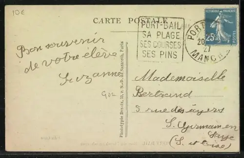 AK Port-Bail, Rue du Marché-au-beurre avec passants et bâtiments historiques