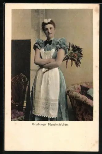 AK Hamburg, Dienstmädchen mit Schürze, Haube und Staubwedel