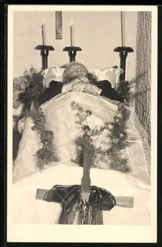 Foto-AK Liliputaner im Grab mit Rosenkranz