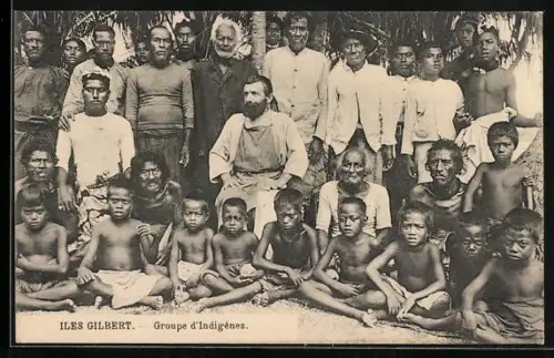 AK Iles Gilbert, Groupe d`Indigènes, Katholischer Missionar und Einheimische