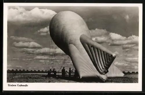 AK Soldaten der Luftwaffe lassen einen Fesselballon steigen