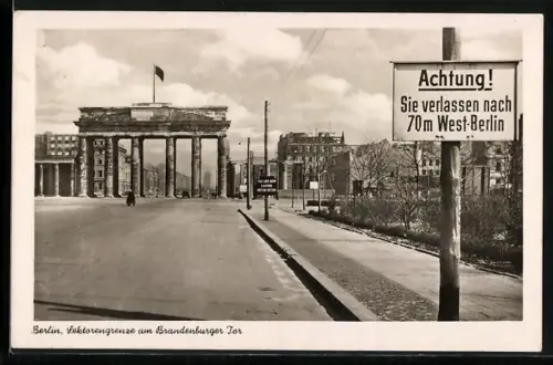 AK Berlin, Sektorengrenze am Brandenburger Tor, Blick die Strasse entlang