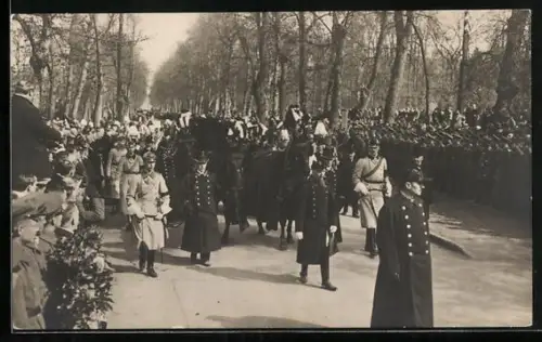 AK Beisetzung der Kaiserin Auguste Victoria Königin von Preussen, Blick auf den Trauerzug