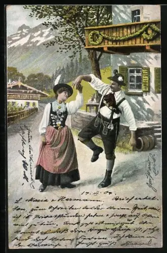 AK Paar tanzt gemeinsam in bayerischen Trachten auf der Strasse