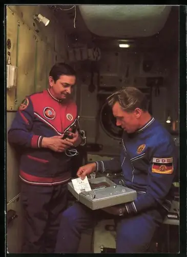 AK Kosmonauten Waleri Bykowski und Sigmund Jähn im Salut-Modell, gemeinsamer Kosmosflug UdSSR / DDR