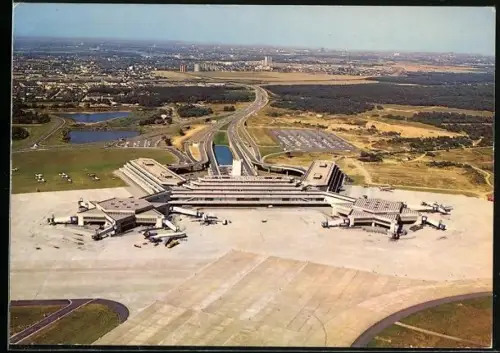 AK Köln /Bonn, Flughafen-Blick vom Vorfeld auf das Empfangsgebäude mit Autobahnzuführung