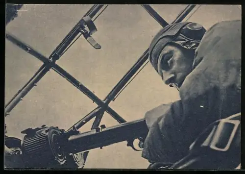 AK Bordschütze am Maschinengewehr eines Kampf-Flugzeugs