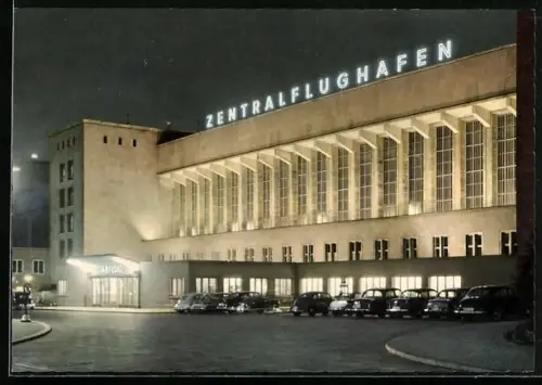 AK Berlin-Tempelhof, Das Flughafengebäude in abendlicher Beleuchtung