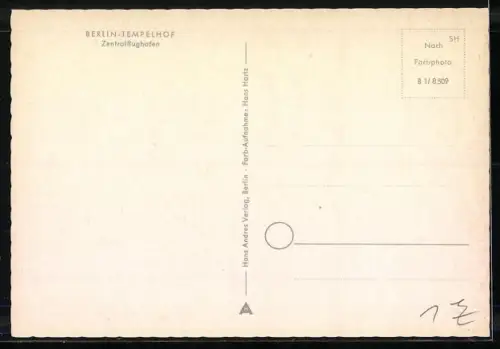 AK Berlin-Tempelhof, Das Flughafengebäude in abendlicher Beleuchtung