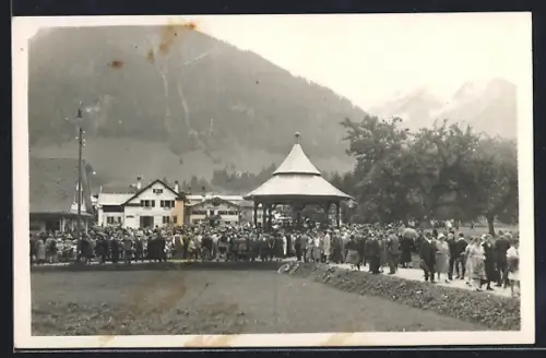 AK Oberstdorf, Strassenpartie mit Menschenansammlung vor Pavillon