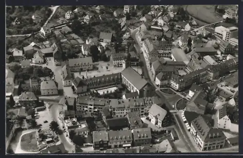 AK Meschede /Ruhr, Strassenpartie mit Kirche, Fliegeraufnahme