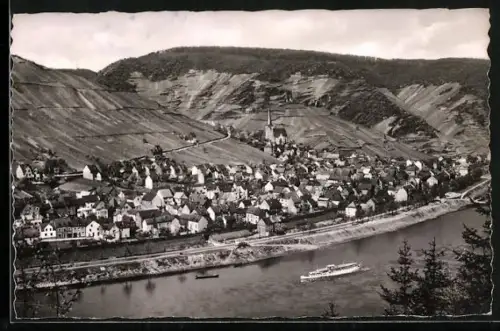 AK Klotten /Mosel, Totalansicht, Flusspartie mit Dampfer