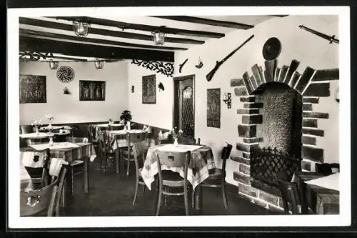 AK Adenau, Hotel Historisches Haus Blaue Ecke, Gastraum mit Kamin und Wanddekoration