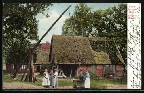 AK Undeloh /Lüneburger Heide, Gehöft mit Brunnen und Frauen in Tracht