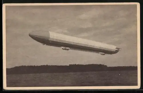 AK Zeppelin überfliegt einen See