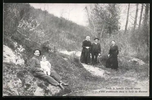 AK Mervent, Toute la famille Clairet rentre d`une promenade dans la forêt de Mervent, Blinder mit einem Kleinkind
