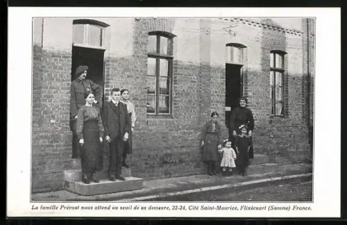 AK Flixécourt, La famille Prévost nous attend au seuil de sa demeure, 22-24, Cité Saint-Maurice, Blinder am Haus