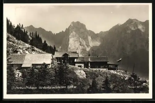 AK Vorderkaisersfeldern, Unterkunftshaus im Kaisertal mit Gipfelpanorama