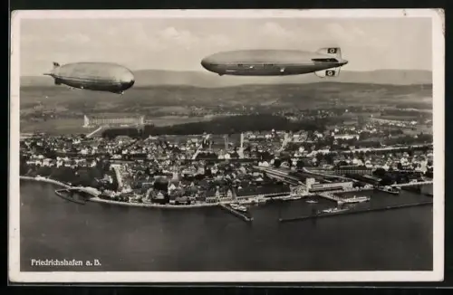 AK Friedrichshafen, zwei Zeppeline kreisen über dem Bodensee