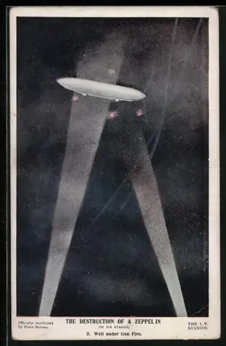 AK The Destruction of a Zeppelin, Well under Gun Fire, Zeppelin unter Flakbeschuss