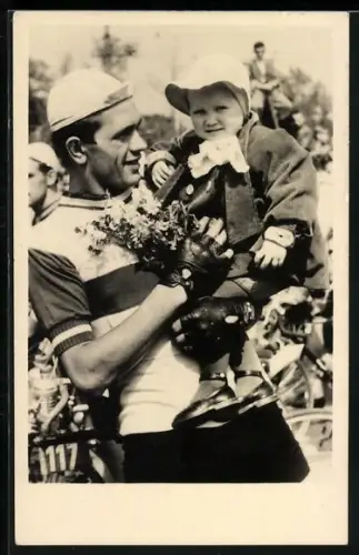AK Fahrradfahrer Victor Werschinin, UdSSR, mit kleinem Kind, Teilnehmer der Friedensfahrt 1955
