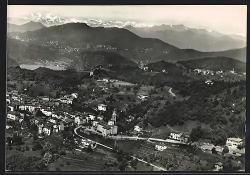 AK Carona, Panorama mit Kirche, Fliegeraufnahme