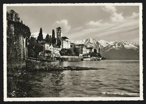AK Brissago /Lago Maggiore, Ortsansicht vom Ufer aus mit verschneiten Bergen